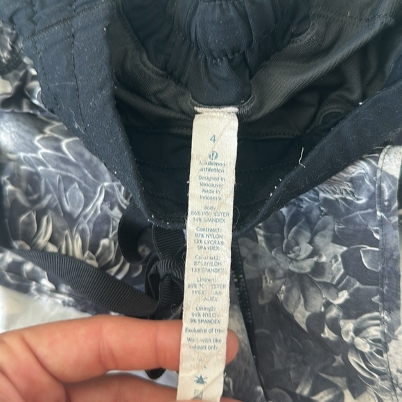 Lululemon Hotty Hot Shorts 2” Flowabunga Black Angel Wing Women’s Size 4 - Picture 2 of 5